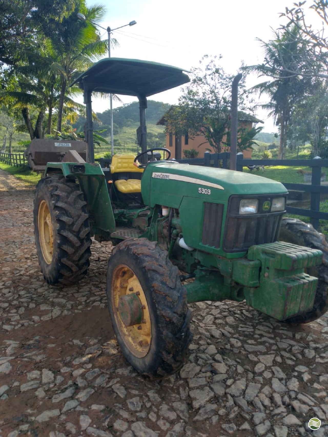 TRATOR JOHN DEERE JOHN DEERE 5303 Tração 4x4 Machine Tratores LAVRAS MINAS GERAIS MG